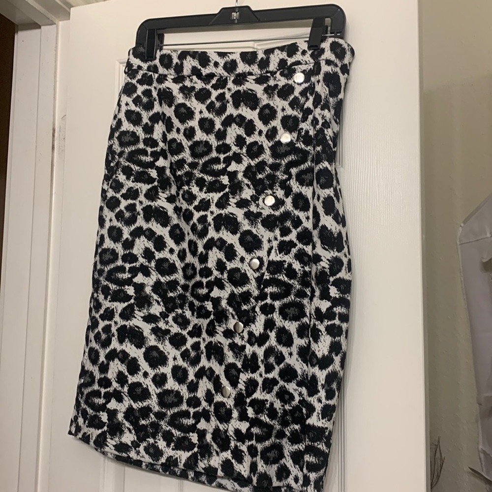 Large soho, cheetah print, black and white. Non smoking home